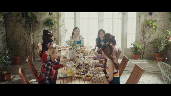 [MUSIC VIDEO] TWICE – Kura Kura (2021.04.20/MP4/RAR)