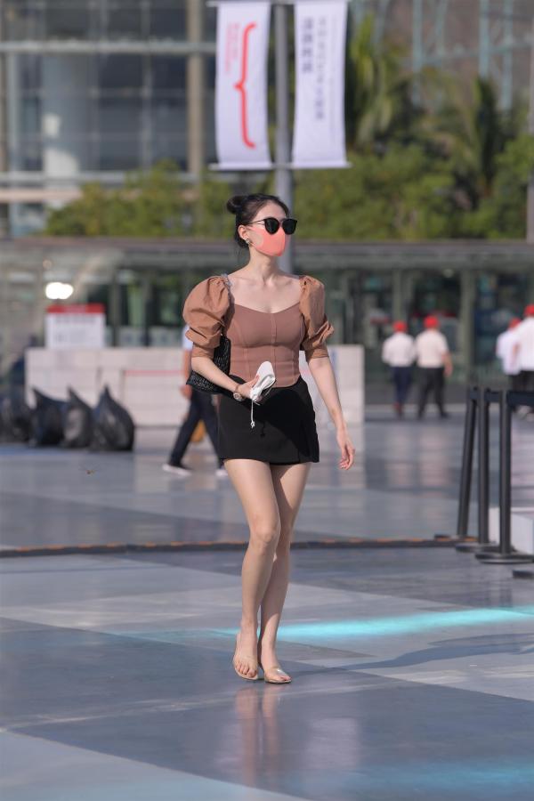 Street lady in sunglasses [71P]