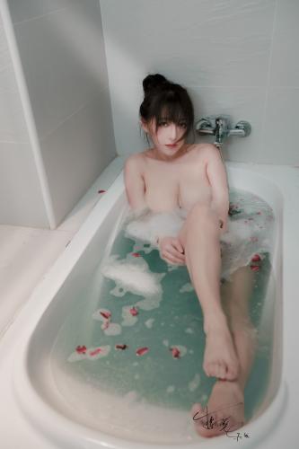 [COSPLAY] GiGi晚晚 – 洗澡