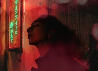 [Single] ヒグチアイ – ネオンライトに呼ばれて (2022.11.23/Flac/RAR)