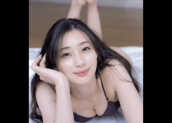[雑誌] FRIDAY 2023.02.02 足立梨花 愛しのヒップライン
